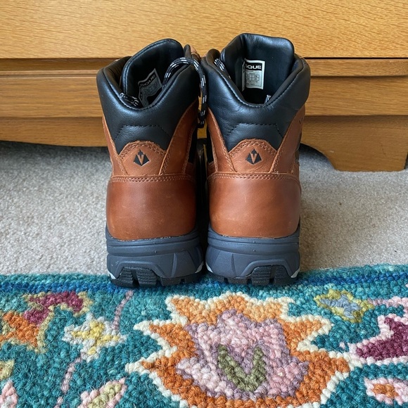 NWT Vasque Brown and Black Hiking Boots with Rugged Design - Picture 2 of 6